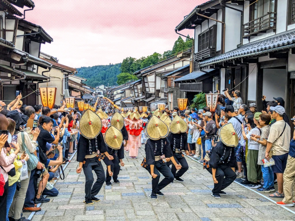 Photo du festival d'obon dans une rue traditionnelle japonaise